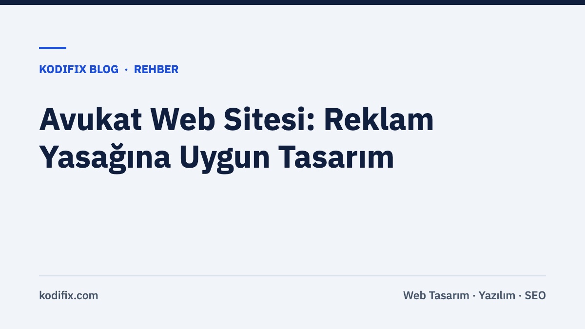Hukuk bürosu masasında kitaplar, terazi figürü ve dizüstü bilgisayar