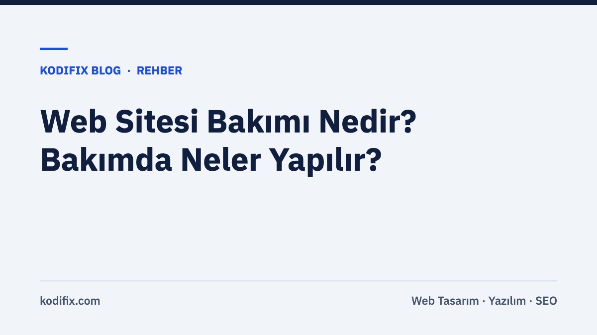 Bilgisayar ekranında web sitesi yönetim paneli ve bakım kontrol listesi