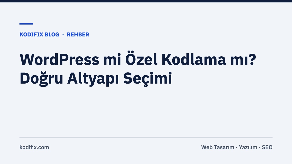 Kod editörü ve web sitesi tasarımı açık iki monitör